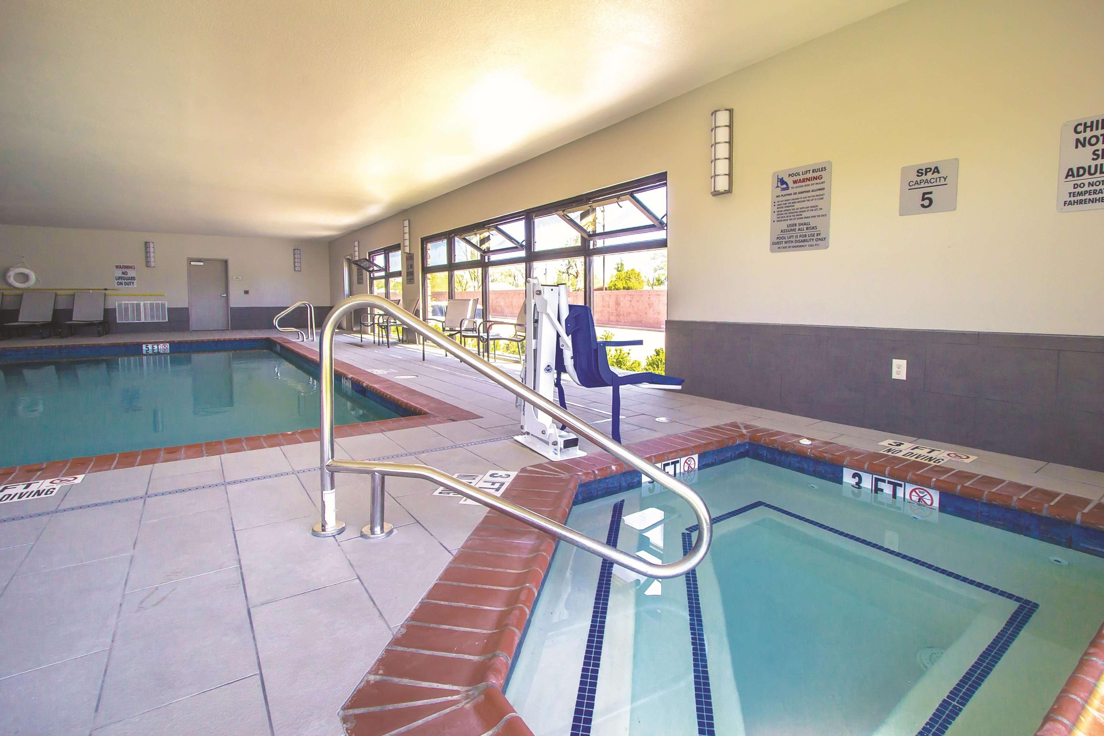 La Quinta By Wyndham Pampa Hotel Exterior photo