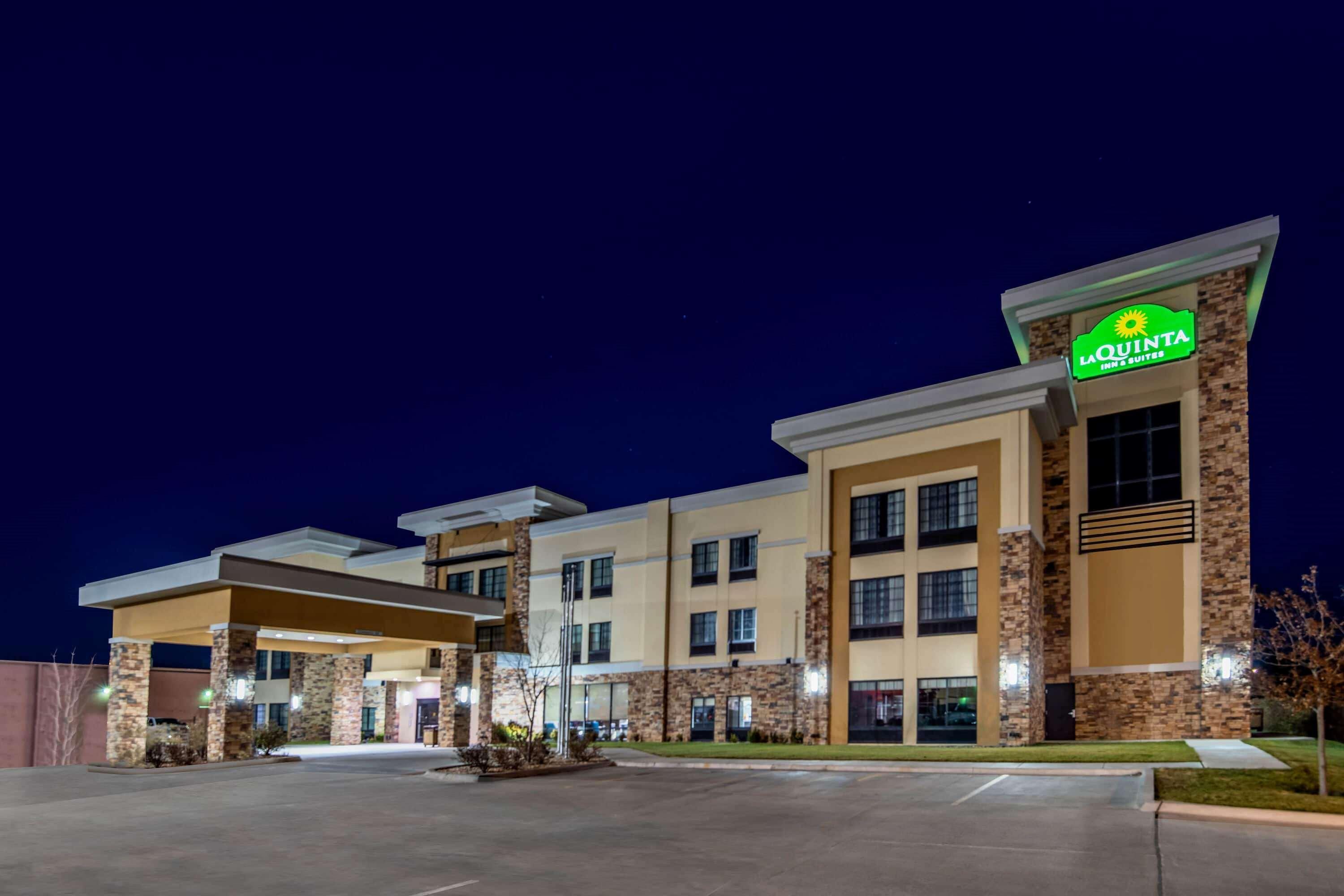 La Quinta By Wyndham Pampa Hotel Exterior photo